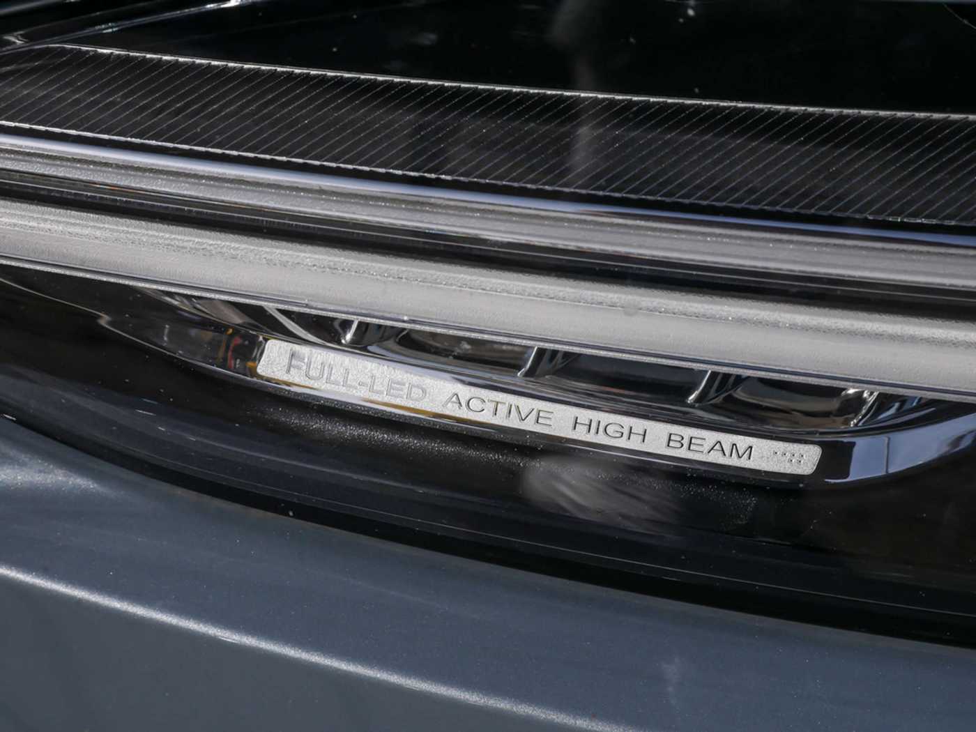 Volvo  B4 Mild-Hybrid Diesel Plus Dark NAVI LED
